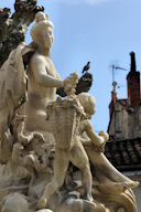 Femme à la grappe de raisin et chérubin faisant la vendange Fontaine Amédée Larrieu Bordeaux | Photo Bernard Tocheport