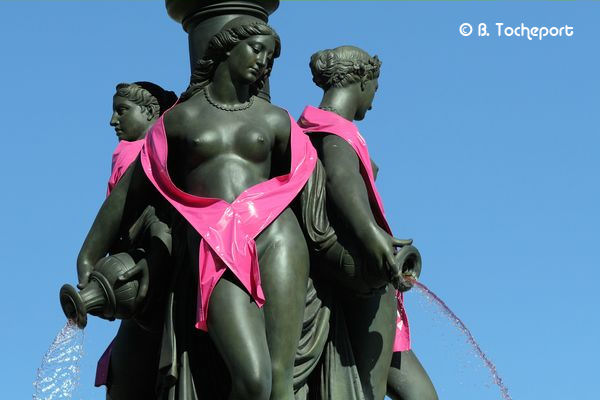 Ruban rose sur la Fontaine des 3 Grâces contre le cancer du sein | Photo 33-bordeaux.com
