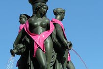 Ruban rose sur la Fontaine des 3 Grâces contre le cancer du sein | Photo 33-bordeaux.com