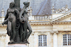 2 graces se détachant des façades de pierrre