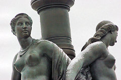 Deux Grâces de la fontaine Euphrosyne et Thalie  un jour de neige | Photo 33-bordeaux.com