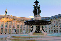 Fontaine des 3 Grâces et façades de la Bourse | Photo 33-bordeaux.com
