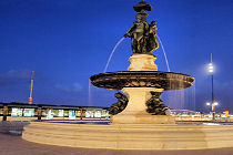 Fontaine des 3 Grâces à la tombée de la nuit | Photo 33-bordeaux.com