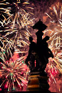 Gerbes de feu d'artifice devant la fontaine des 3 Grâces  | 33-bordeaux.com