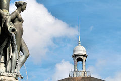 Profil de la Grâce Aglaé face au clocheton de la place de la bourse | Photo 33-bordeaux.com