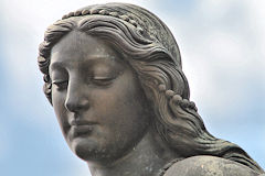 Coiffure ornée de perles pour Euphrosyne sur la fontaine des 3 Grâces | Photo 33-bordeaux.com