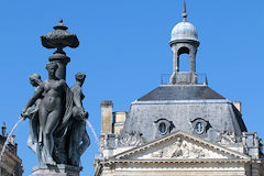 Les 3 Grâces face à l'architecture de la place de la bourse | Photo 33-bordeaux.com