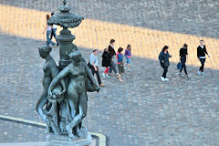 Du haut de leur promontoir Aglaé et Thalie observent les passants | Photo 33-bordeaux.com