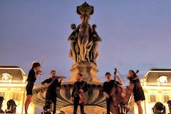 Quintette à cordes jouant devant la fontaine des 3 Grâce | Photo 33-bordeaux.com