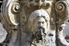 Eau jaillissant de la bouche d'un personnage de la fontaine du parlement à Bordeaux | Photo Bernard Tocheport