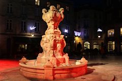 Eclairage rouge sur la fontaine de la place du parlement à Bordeaux | Photo Bernard Tocheport