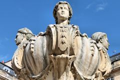 Triptyque féminin pour le sommet de la fontaine place du parlement à Bordeaux | Photo Bernard Tocheport