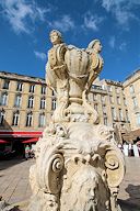 Ciel bleu pour la fontaine place du Parlement à Bordeaux | Photo Bernard Tocheport