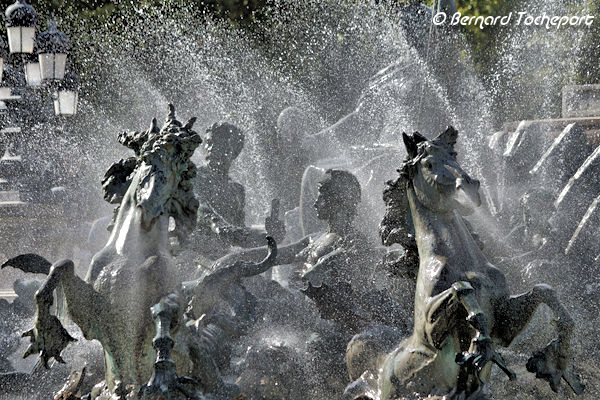 Jets d'eau sur les chevaux au pieds palmés de la fontaine des Girondins à Bordeaux | Photo Bernard Tocheport