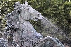 Eau fusant des narines d'un cheval de la fontaine des Girondins de Bordeaux | Photo Bernard Tocheport