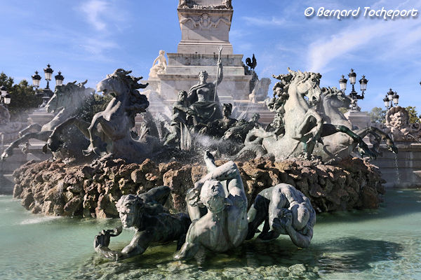 Le Mensonge, le Vice et l'Ignorance fontaine des Girondins de Bordeaux | Photo Bernard Tocheport
