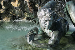 Bordeaux le Mensonge et son masque sur la fontaine des Girondins | Photo Bernard Tocheport