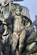 L'enfant au drapeau sur la fontaine des Girondins de Bordeaux | Photo Bernard Tocheport