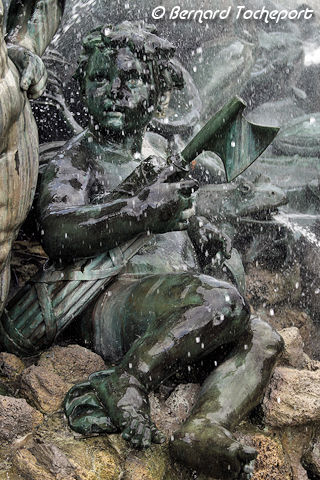 L'enfant au faisceau de licteur de la fontaine des Girondins à Bordeaux | Photo Bernard Tocheport