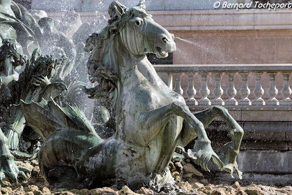 Cheval marin avec nageoire fontaine des Girondins de Bordeaux | Photo Bernard Tocheport