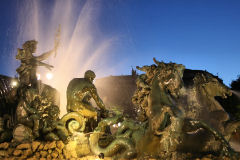 Fontaine des Girondins à Bordeaux  le bassin de la Concorde à l'heure bleue | Photo Bernard Tocheport