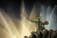 Eclairage des jets d'eau de la Concorde personnage de la fontaine des Girondins | Photo Bernard Tocheport