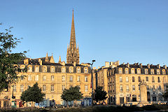 Façade des quais, flèche Saint Michel et fontaine de la Grave à Bordeaux | Photo Bernard Tocheport