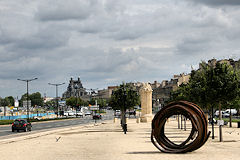 Sculpture Bernar Venet devant la fontaine de la grave | Photo Bernard Tocheport