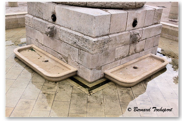 Mascarons et vasques de la fontaine de la grave | Photo Bernard Tocheport