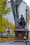 Fontaine à Québec derrière la statue de François Xavier Garneau