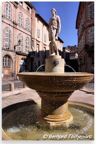 Fontaine place Saintes Scarbes Toulouse - 33-bordeaux.com