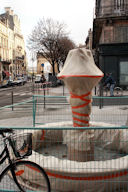 Toute neuve, la fontaine Retour d'Egypte de Bordeaux encore emballée | Photo33-bordeaux.com