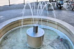 Le jet d'eau du cours Victor Hugo de Bordeaux | Photo 33-bordeaux.com