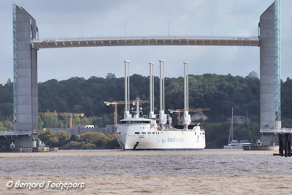 Le Canopée cargo hybride franchit le pont Chaban Delmas à Bordeaux | Photo Bernard Tocheport