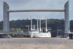Le Canopée cargo hybride franchit le pont Chaban Delmas à Bordeaux | Photo Bernard Tocheport