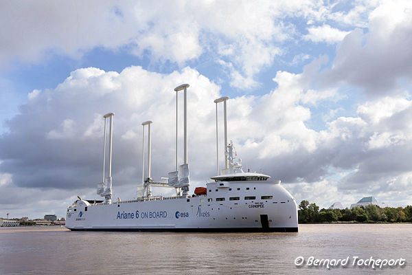 Le Canopée cargo voilier hybride naviguant sur la Garonne à Bordeaux | Photo Bernard Tocheport