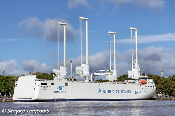 Canopée navire de transport Ariane 6 devant les Quinconces à Bordeaux | Photo Bernard Tocheport