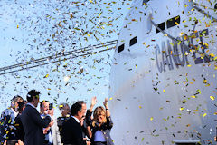 Bordeaux pluie de confettis pour le baptême du Canopée cargo hybride | Photo Bernard Tocheport