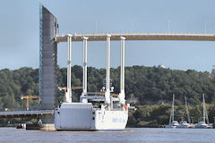 Passage sous le pont Chaban Delmas du navire Canopée | Photo Bernard Tocheport