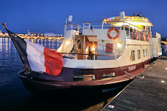 Bateau Marco Polo le soir au ponton d'honneur de Bordeaux | Photo Bernard Tocheport