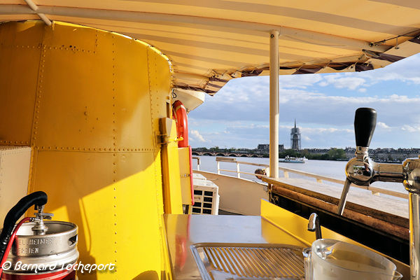 Bar et cheminée du bateau Marco Polo à Bordeaux | Photo Bernard Tocheport