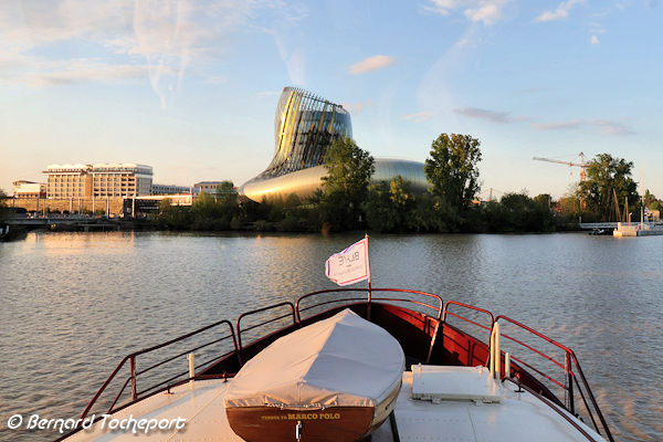 Bordeaux croisières Marco Polo devant la Cité du Vin | Photo Bernard Tocheport