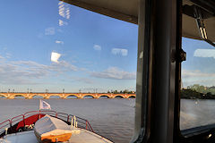 Bordeaux croisières Marco Polo devant le pont de pierre | Photo Bernard Tocheport