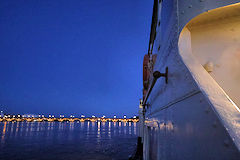 Bordeaux bateau Marco Polo navigant le soir face au pont de pierre | Photo Bernard Tocheport