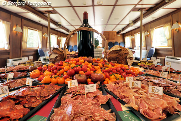 Buffet Basque à bord du bateau Marco Polo | Photo Bernard Tocheport