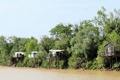 Bordeaux croisières Marco Polo alignement de carrelets sur la Garonne | Photo Bernard Tocheport