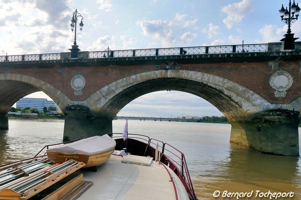 Croisières Marco Polo franchissement du pont de pierre à Bordeaux | Photo Bernard Tocheport