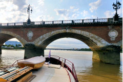 Croisières Marco Polo franchissement du pont de pierre à Bordeaux | Photo Bernard Tocheport