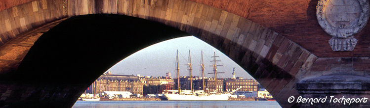 Esmeralda et pont de pierre depuis la rive droite en 1990
