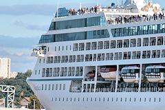 Bateau de croisière NAUTICA arrivant au pont Chaban Delmas -  photo 33-bordeaux.com